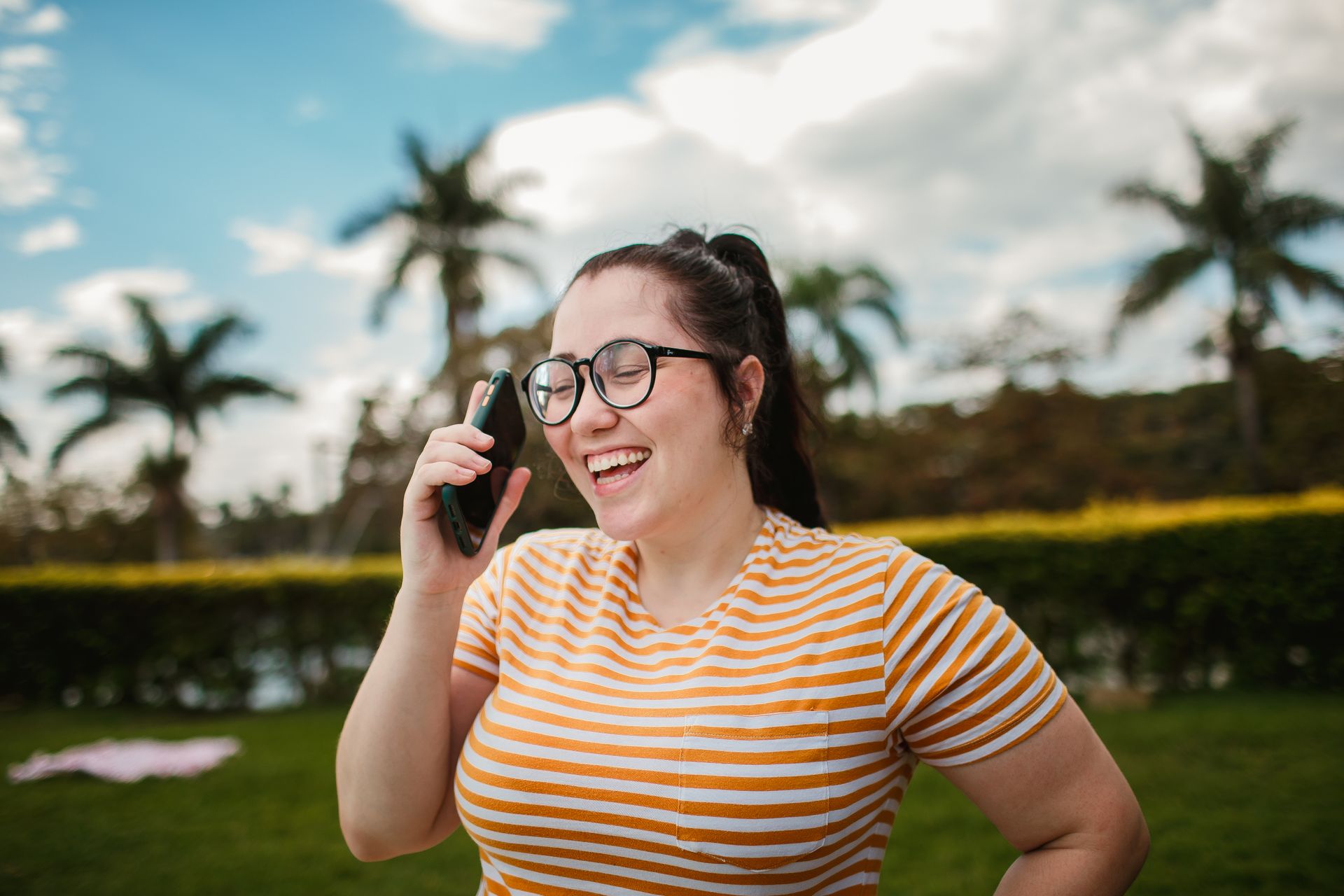 Persona hablando por teléfono en un ambiente relajado